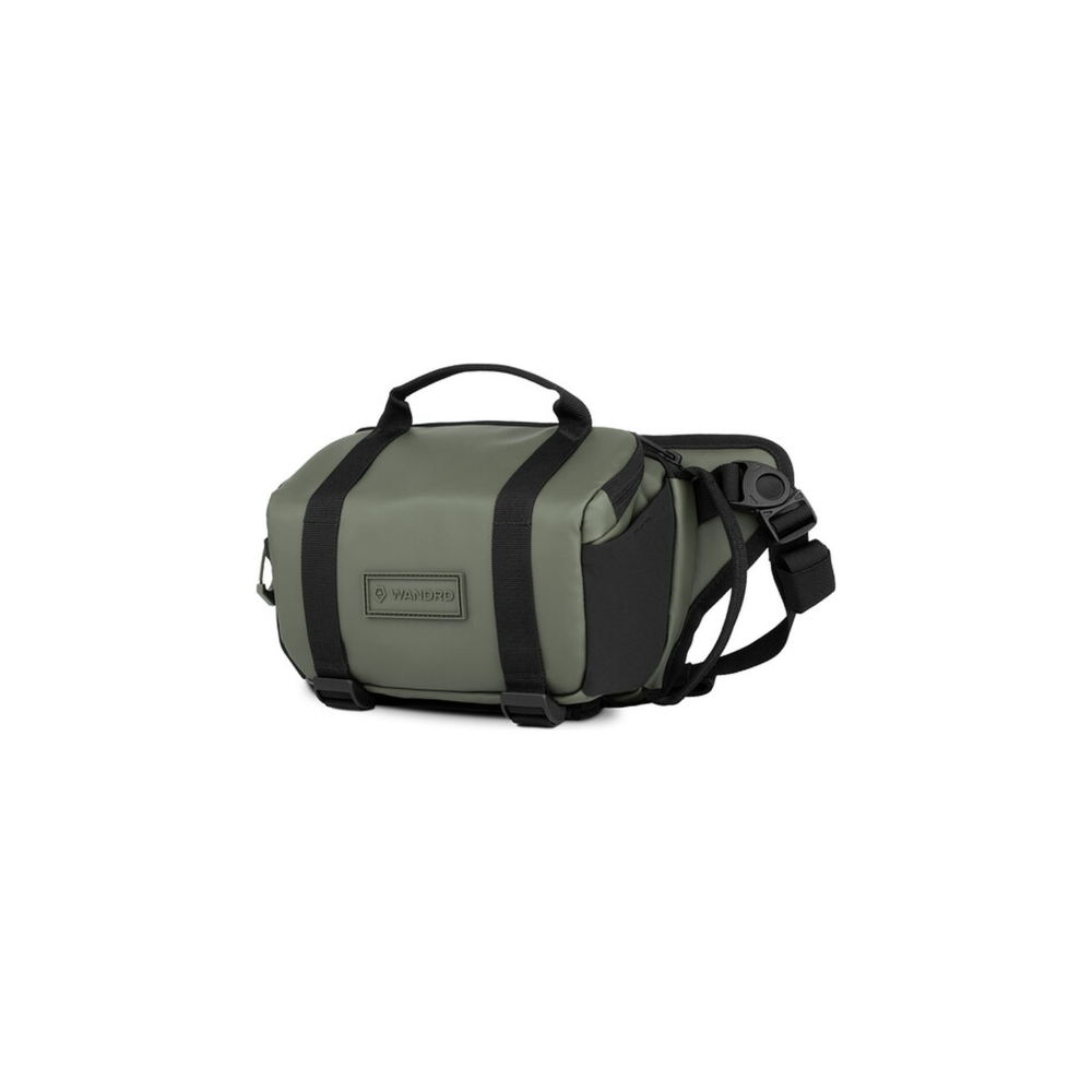 Groene tas met zwarte banden en gesp, op witte achtergrond.