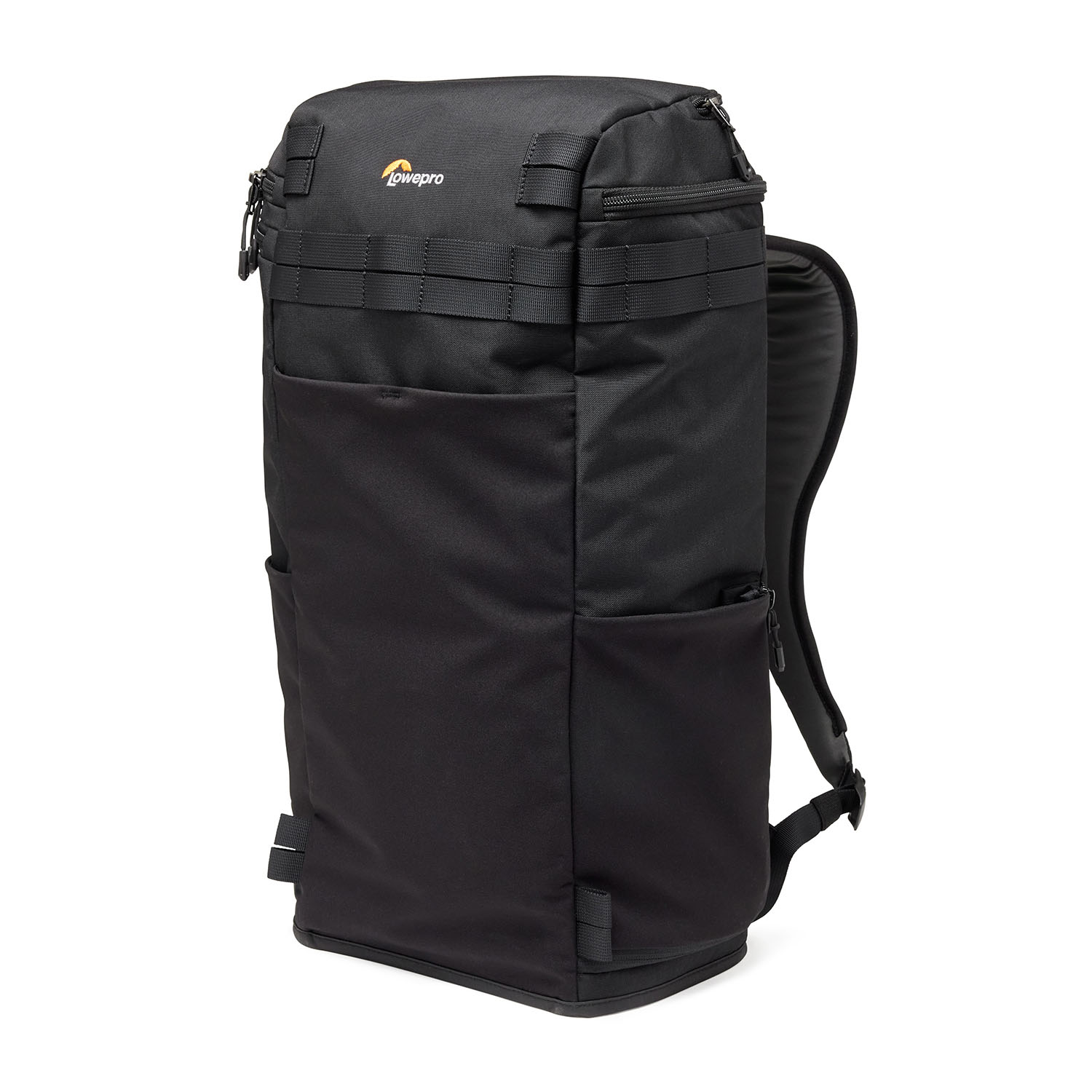 Een zwarte rugzak met het Lowepro-logo, van de zijkant gezien.