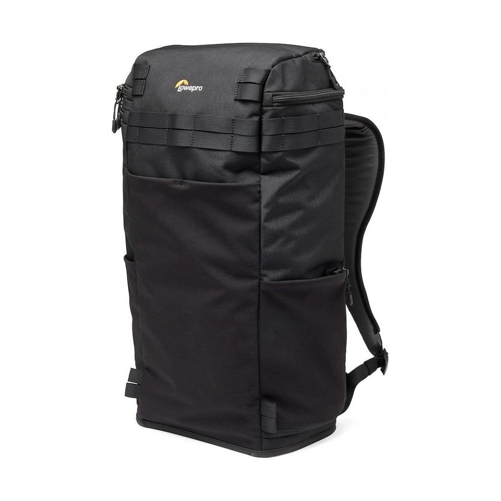 Een zwarte rugzak met het Lowepro-logo, tegen een witte achtergrond.