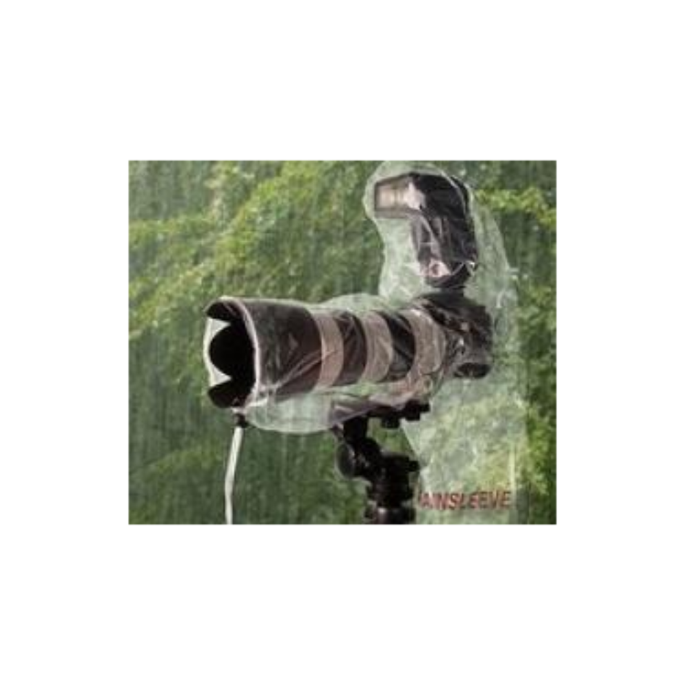 Camera met lens en flits in doorzichtige regenhoes, op statief in de regen.