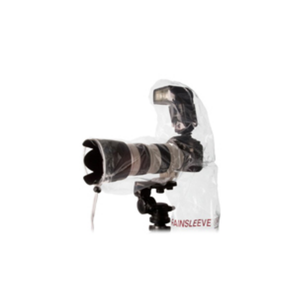 Digitale camera met lens en flits in doorzichtige regenhoes op statief.