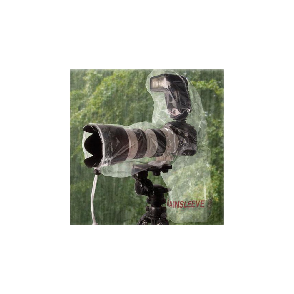 Een camera met lens en flitser zit in een doorzichtige regenhoes op een statief.