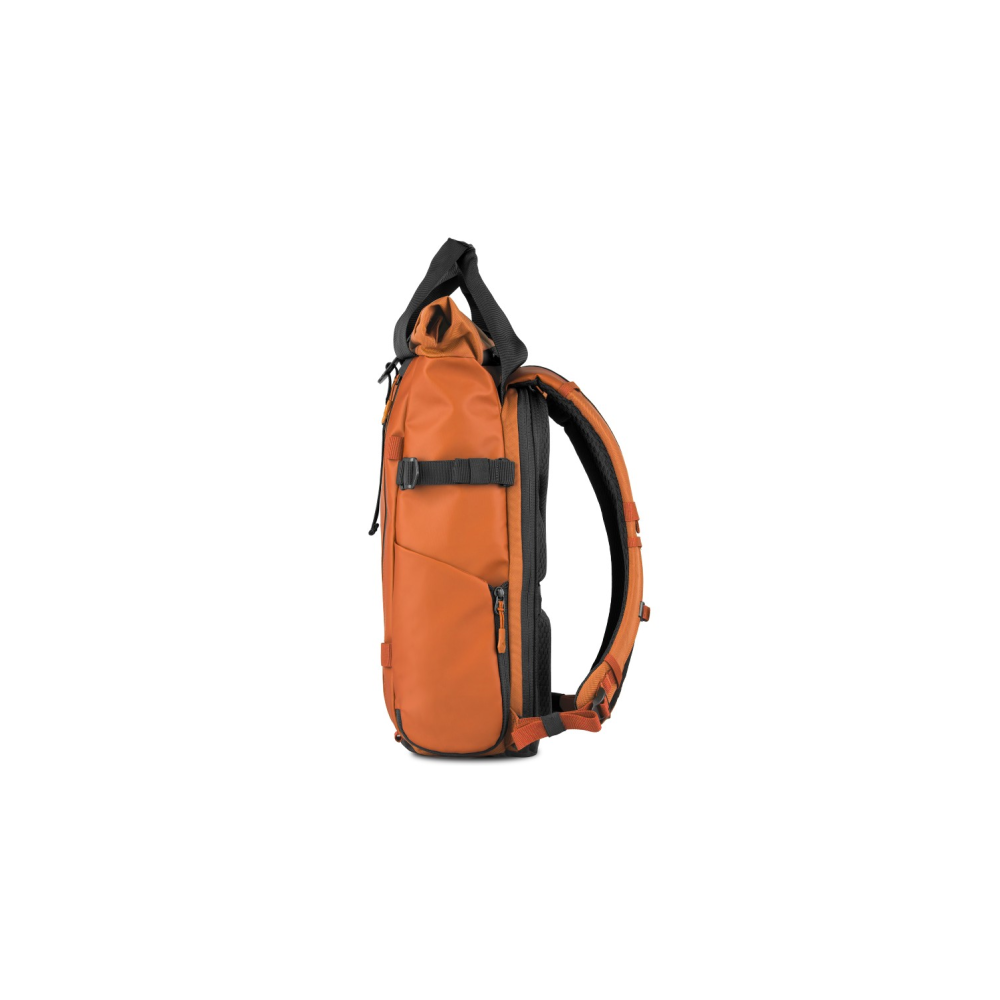 Oranje rugzak met zwarte banden en ritsen, zijaanzicht.