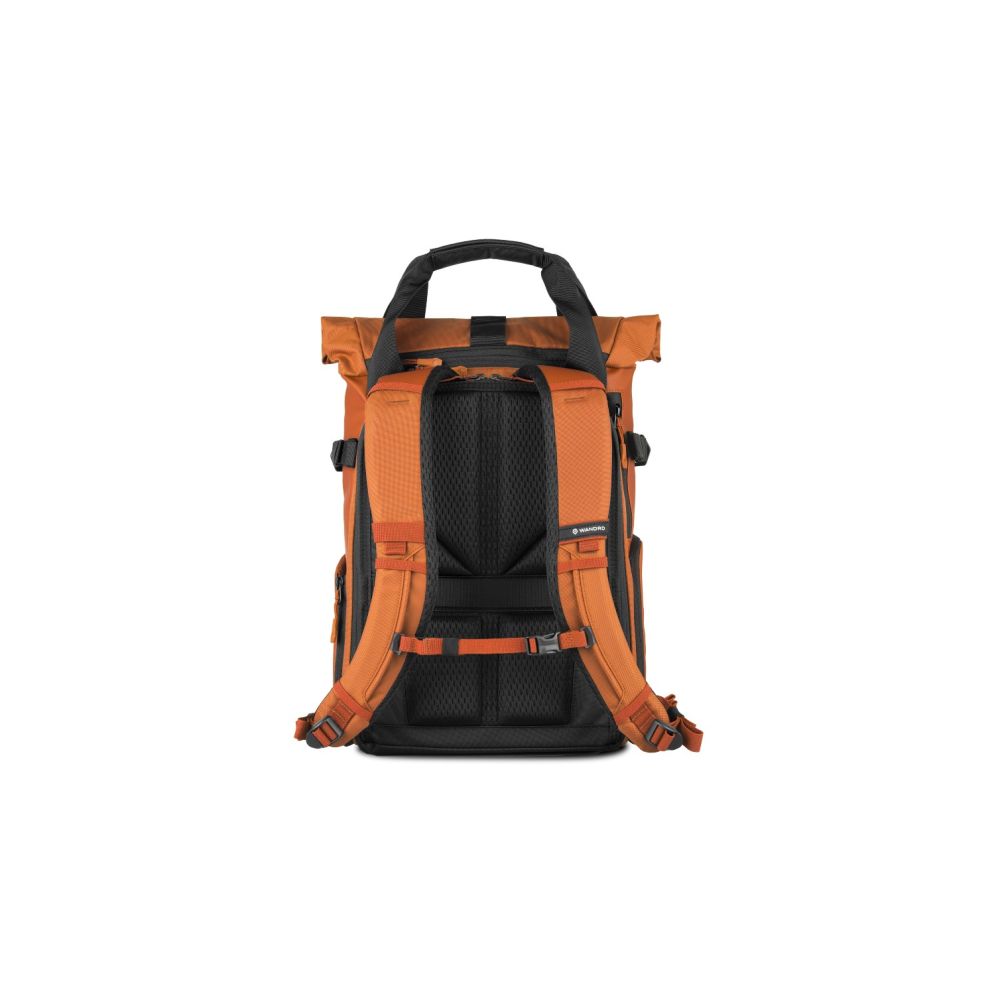 Achterkant van een oranje rugzak met zwarte vulling en banden.