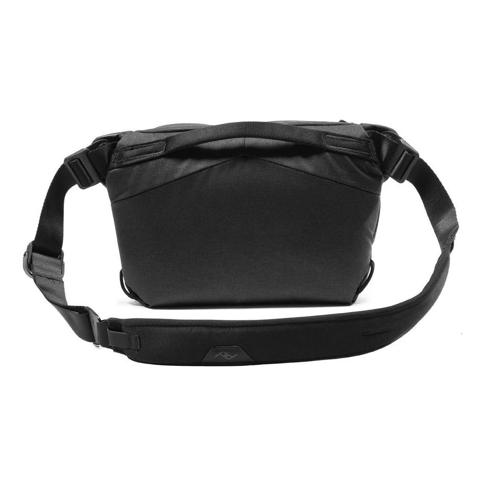 Zwarte crossbody tas met verstelbare riem en logo op de riem.