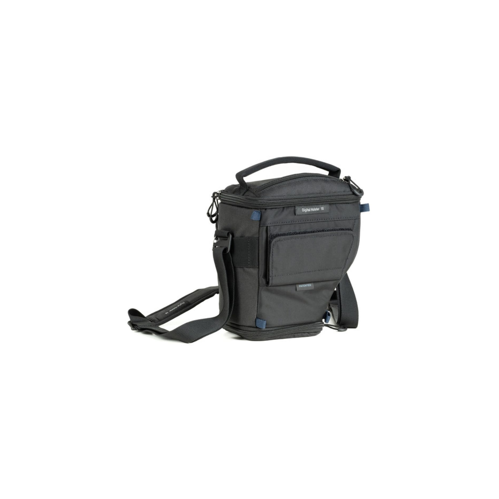 Zwarte cameratase met handvat en riem op witte achtergrond.