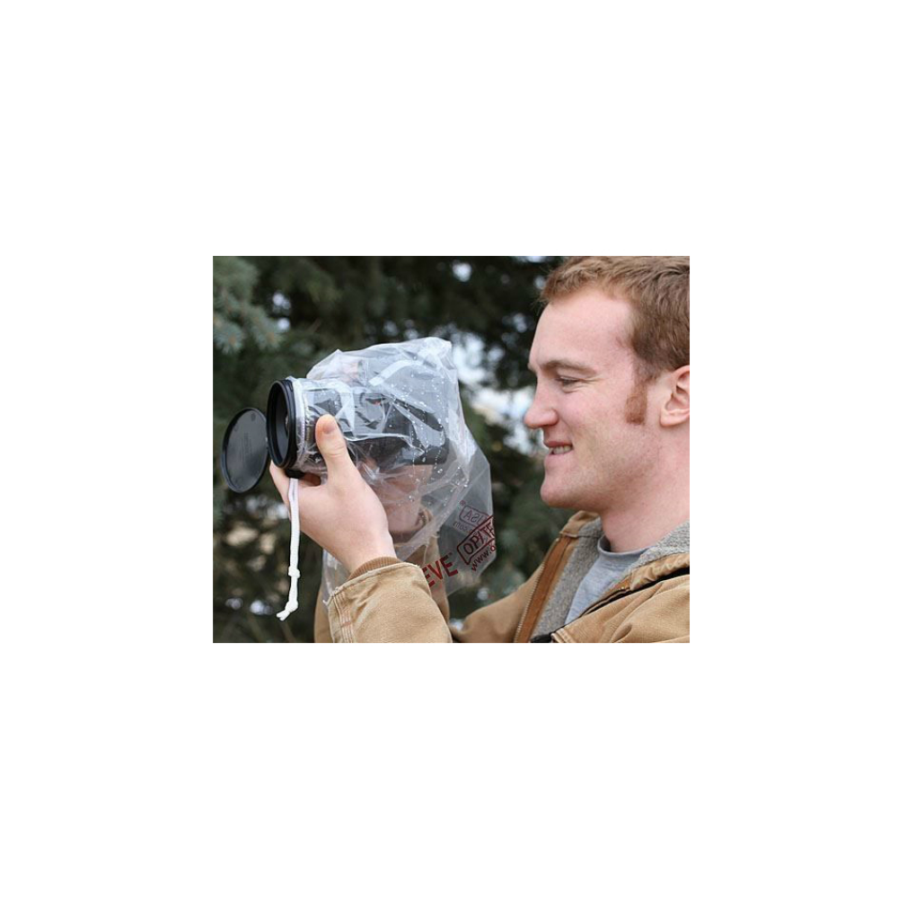 Man houdt camera in plastic zak voor bomen.