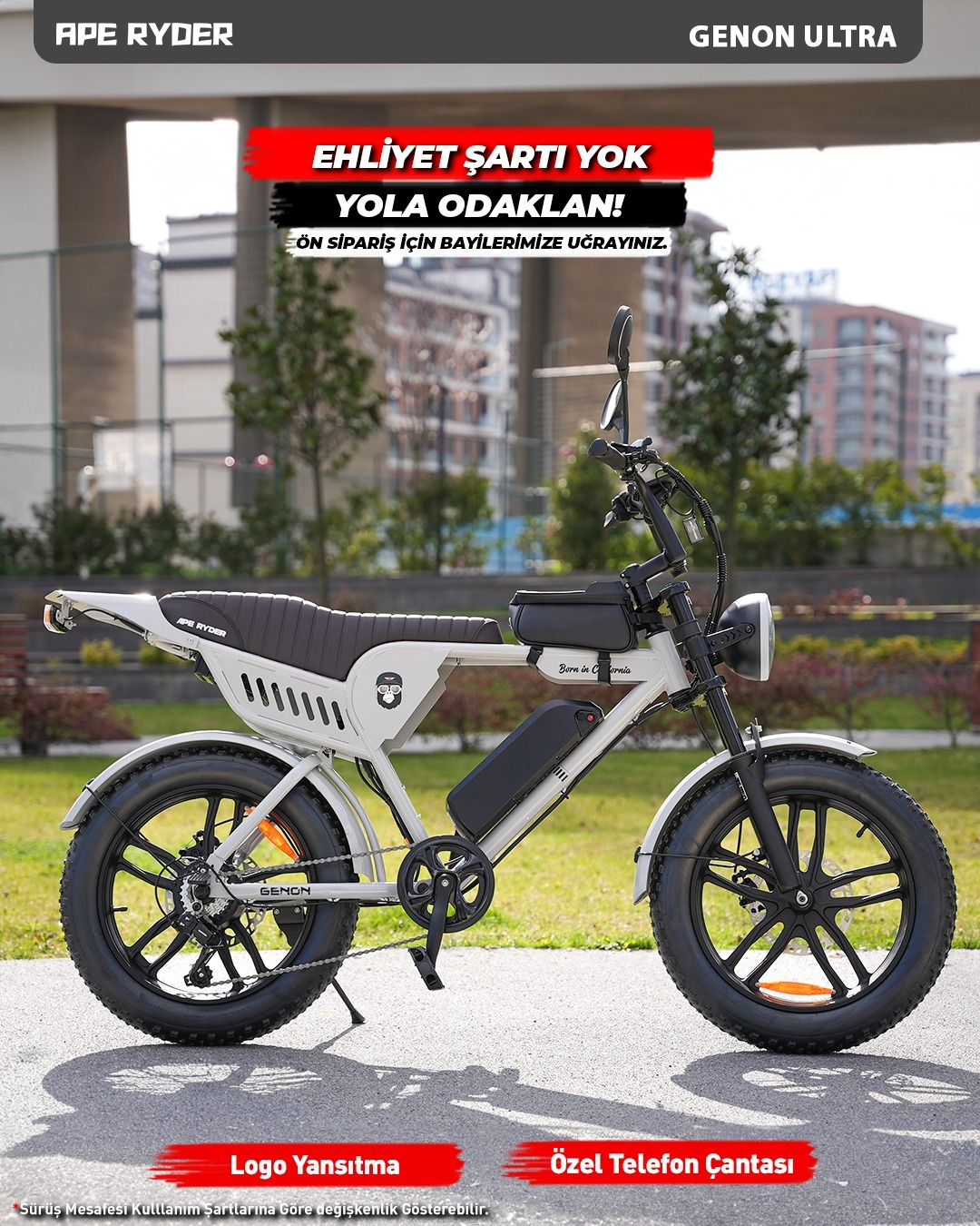 Kalın lastikli beyaz bir Ape Ryder elektrikli bisiklet dışarıda park edilmiştir.