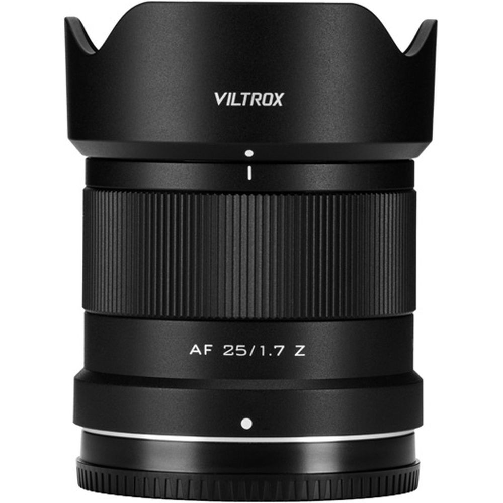 Un obiettivo Viltrox AF 25/1.7 Z nero con paraluce e ghiera di messa a fuoco zigrinata.