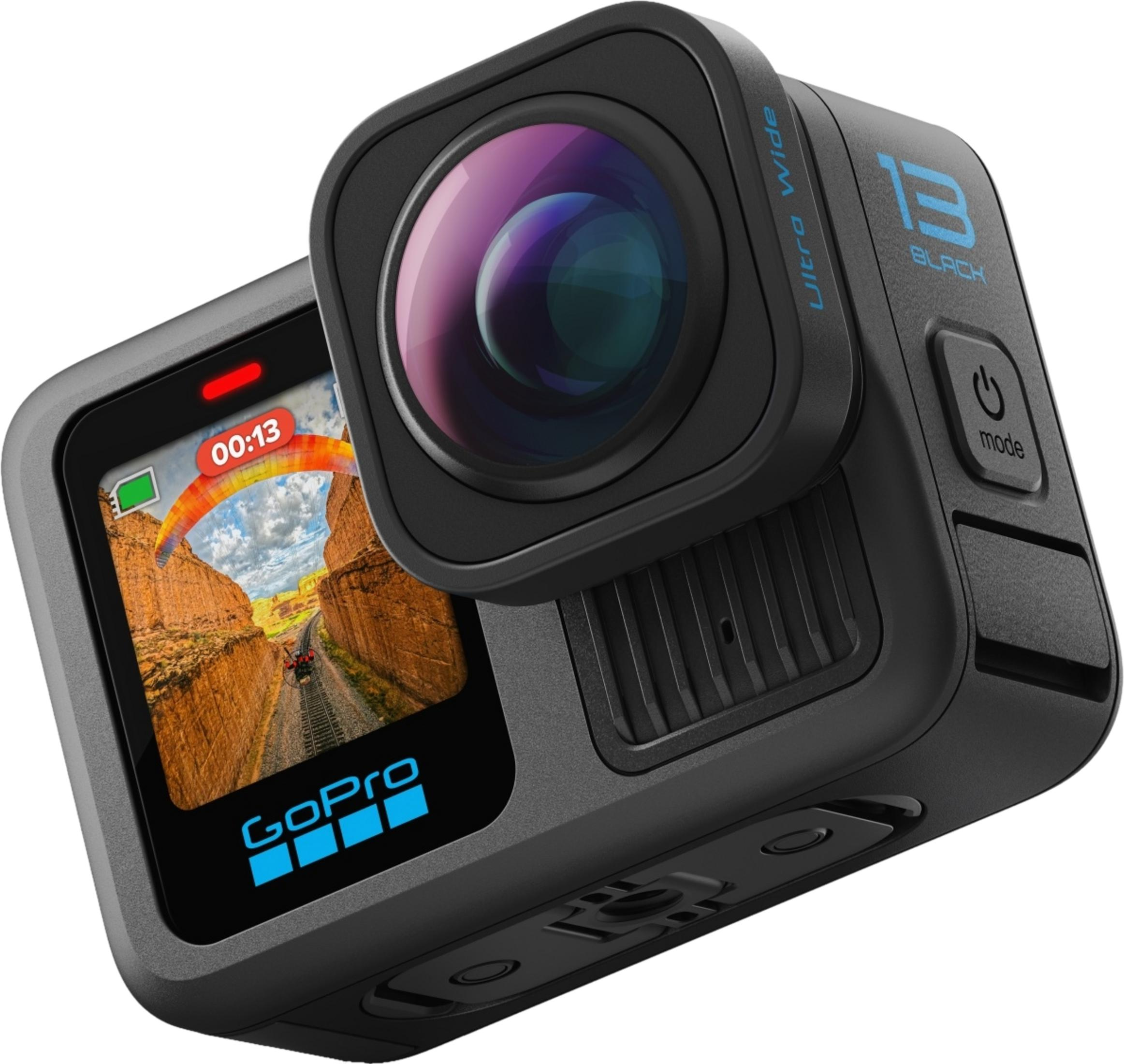 Czarna kamera GoPro z obiektywem ultraszerokokątnym i ekranem pokazującym paralotniarza.