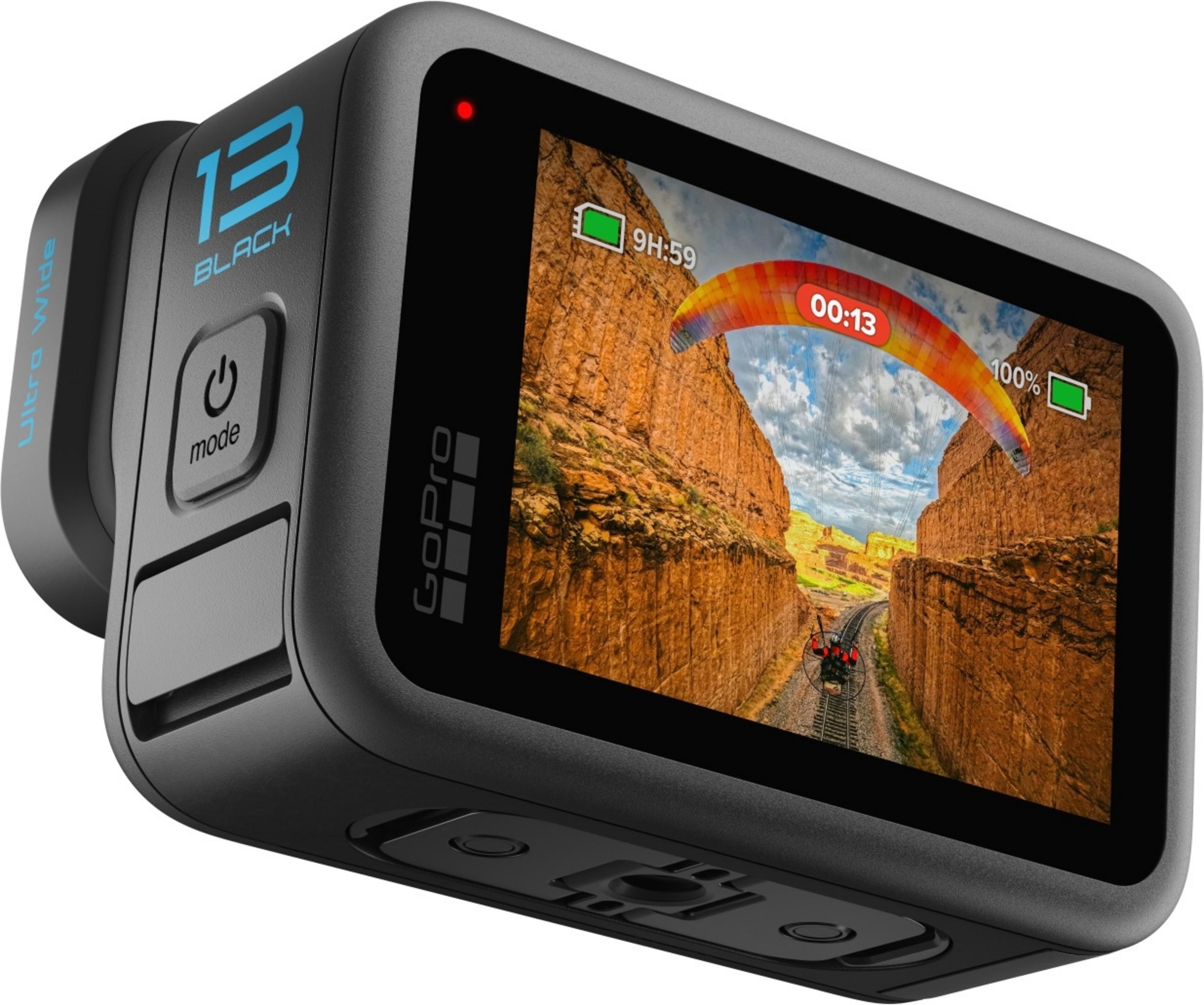 GoPro 13 Black filmuje paralotniarza nad kanionem.