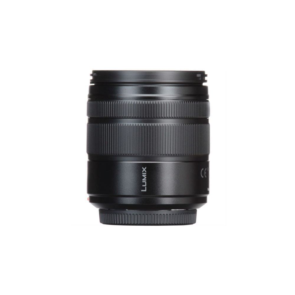 Een zwarte Lumix cameralens met geribbelde ringen en CE-markering.
