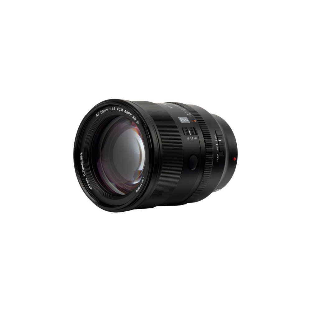 Een zwarte cameralens met opschrift AF 85mm 1:1.4.