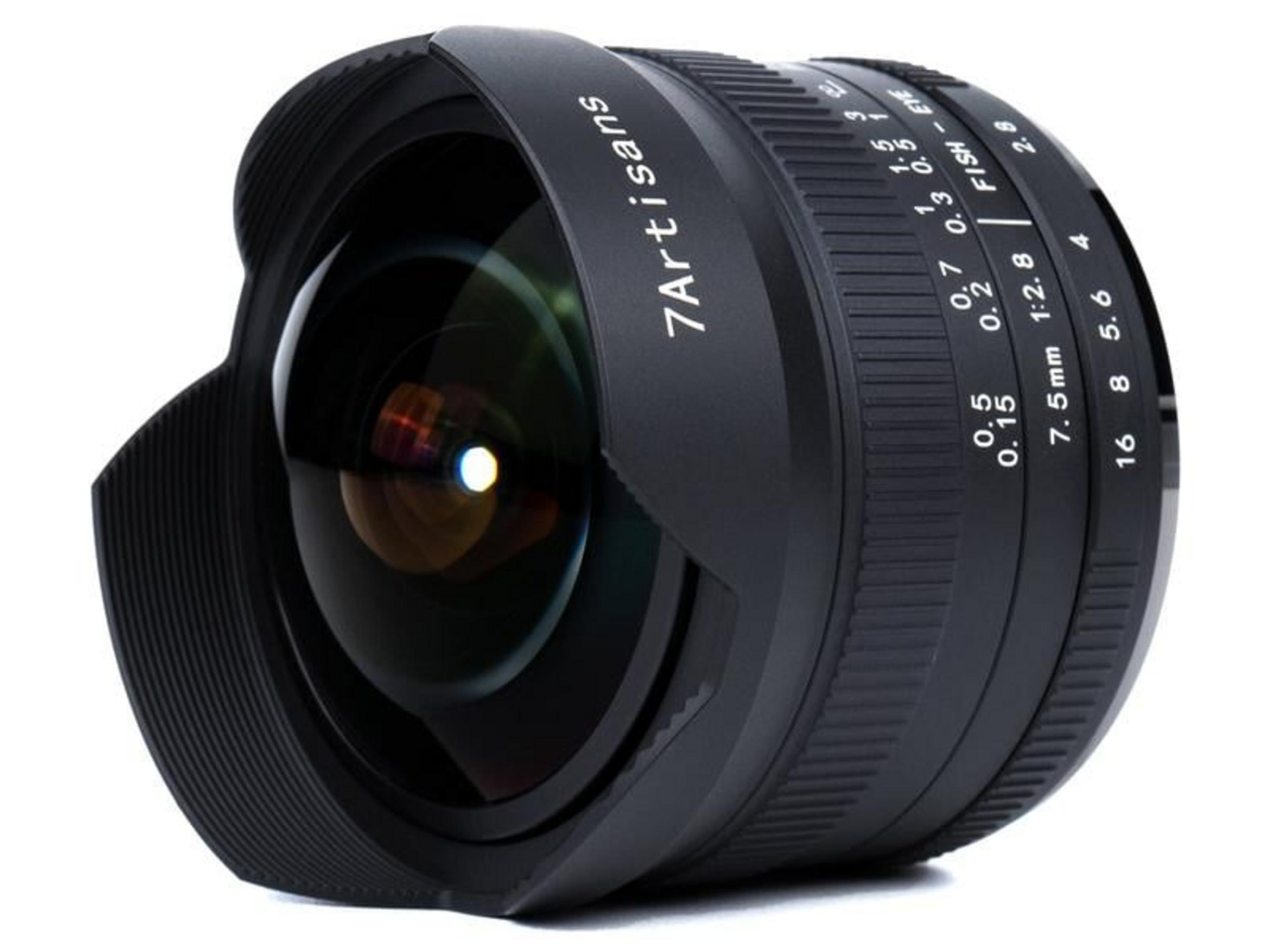 Een zwarte 7Artisans fisheye lens met scherpstelringen en brandpuntsafstandsmarkeringen.