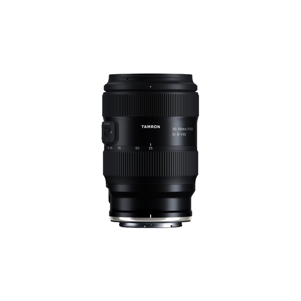 Obiettivo Tamron 35-100mm F/2.8 Di III VXD nero con ghiere zoom e messa a fuoco.