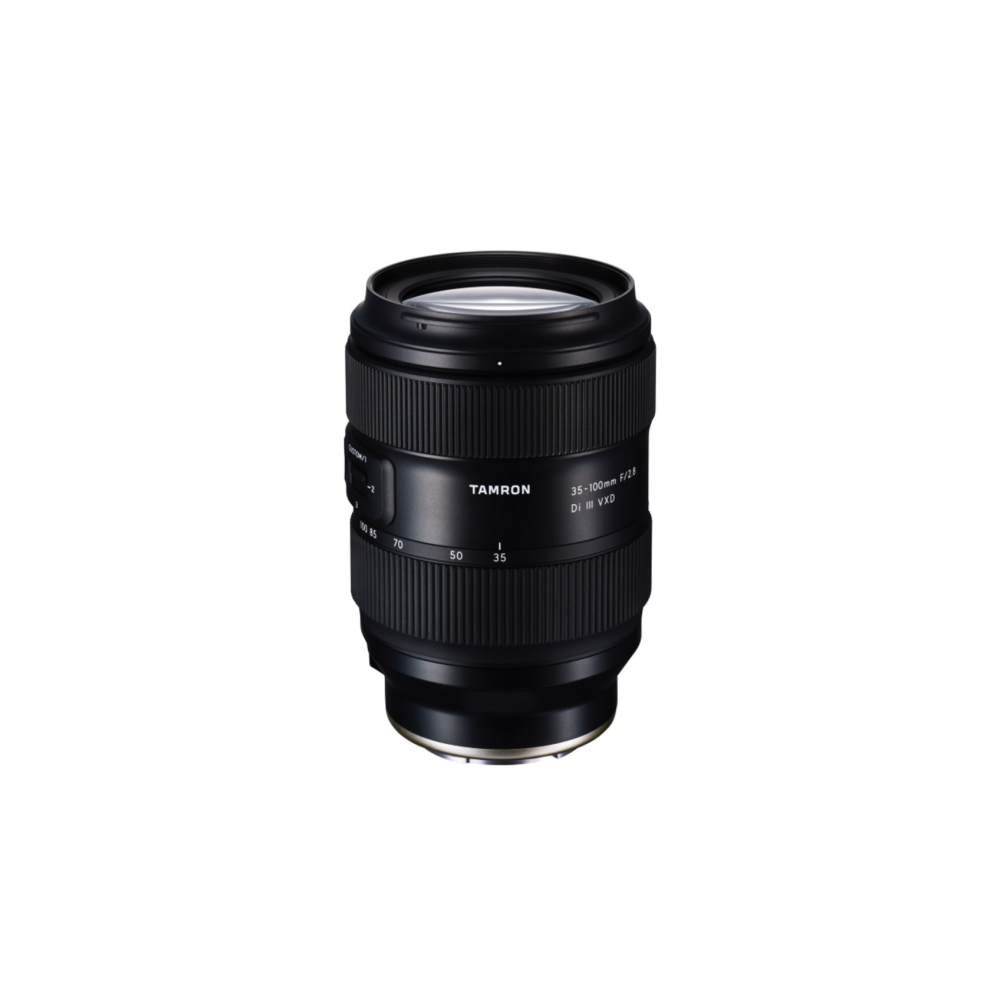 Ein schwarzes Tamron 35-100mm F/2.8 Objektiv, auf weißem Hintergrund.