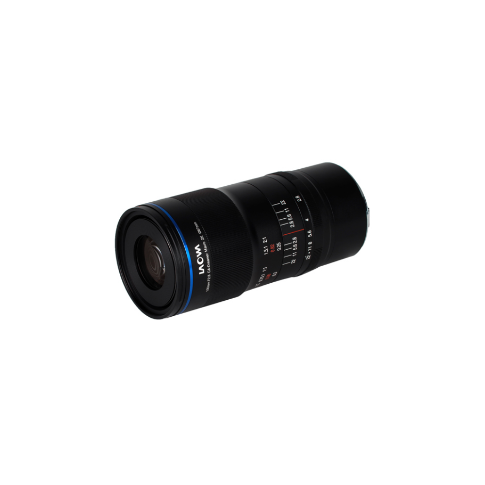 Un obiettivo macro nero con accenti blu poggia su sfondo bianco.