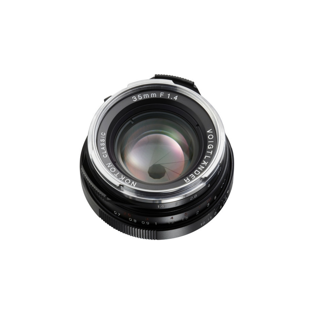Ein schwarzes Voigtlander Nokton Classic 35mm f/1.4 Objektiv mit Fokus- und Blendenringen.