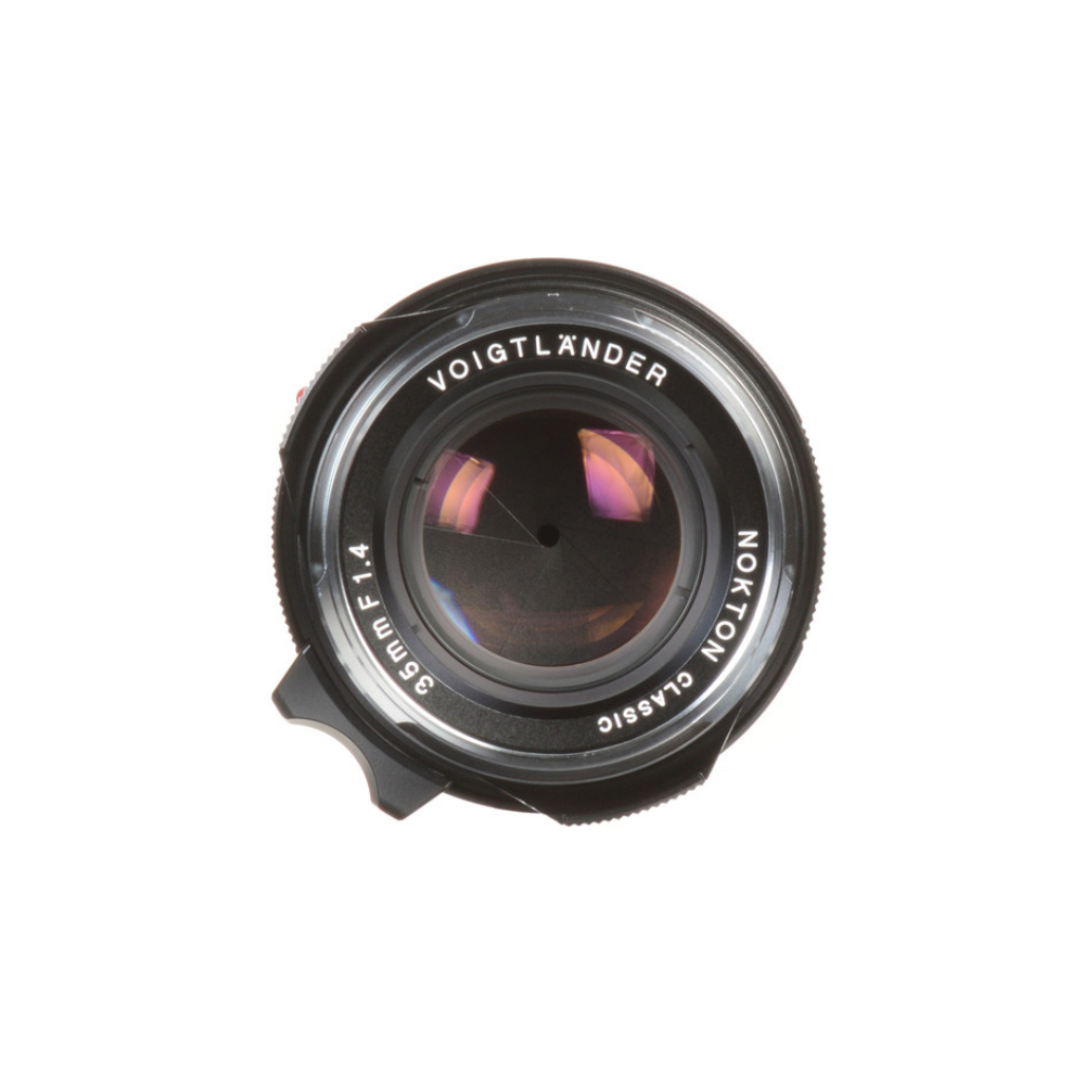 Voigtländer Nokton Classic 35mm f1.4 Objektiv auf weißem Hintergrund.