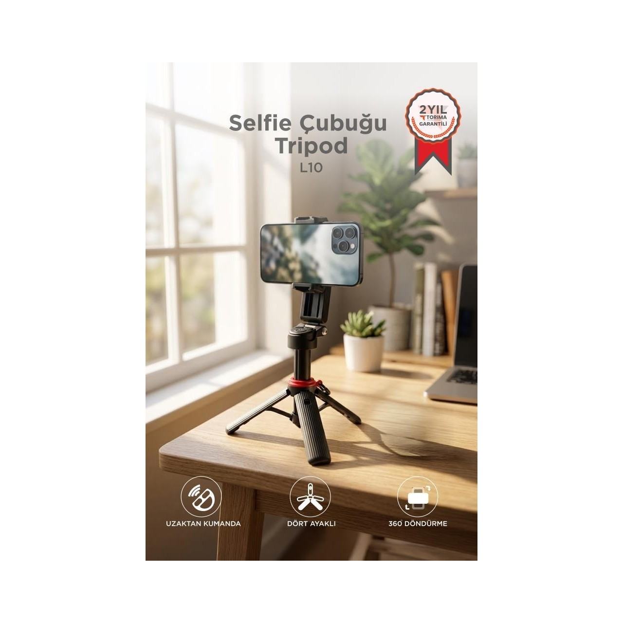 Ahşap masa üzerinde üç bacaklı selfie çubuklu tripodda bir telefon.