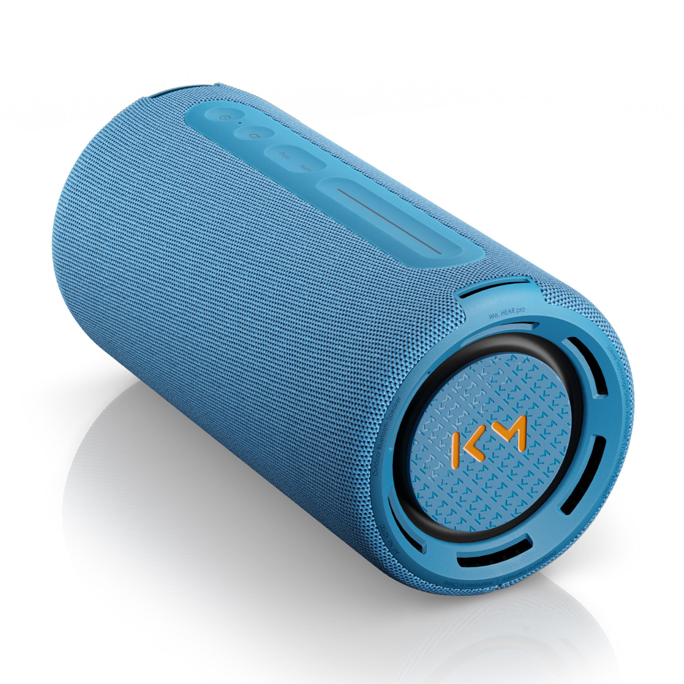 Eine blaue Bluetooth-Box mit Tasten und einem orangefarbenen KM-Logo.