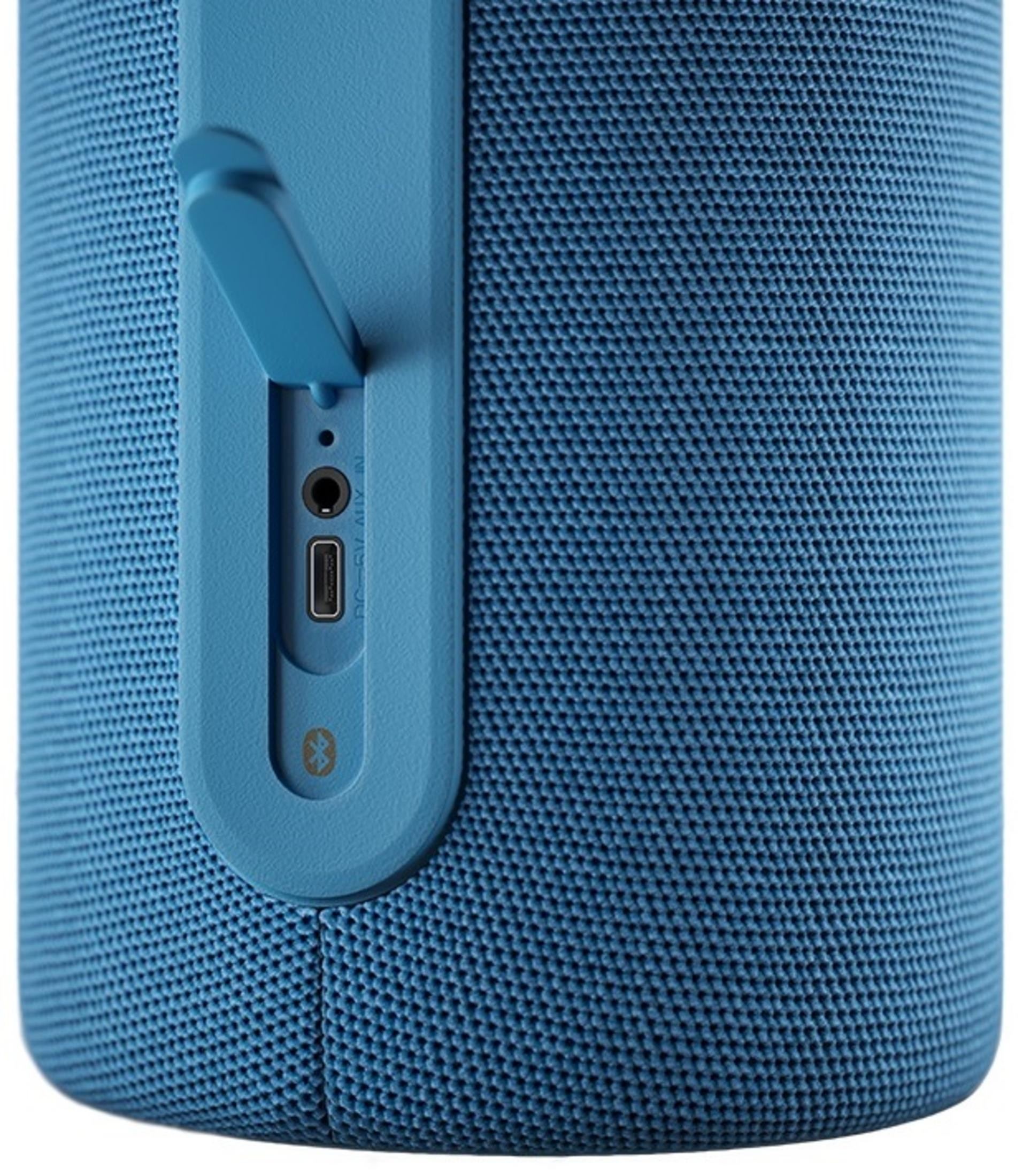 Blauer Lautsprecher mit geöffneter Klappe, die USB- und Aux-Anschlüsse zeigt.