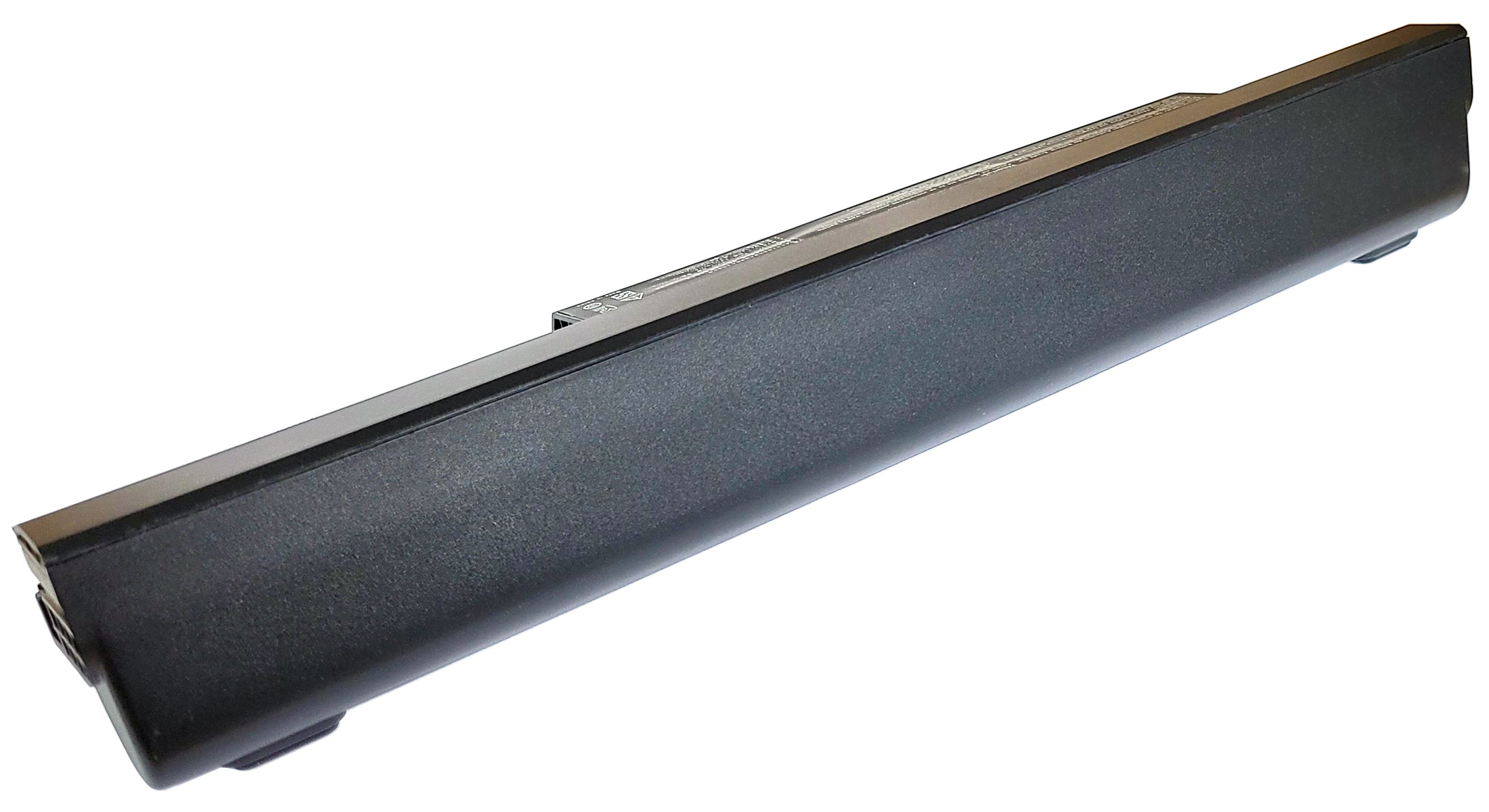Czarna bateria do laptopa z metalową listwą leży na białym tle.