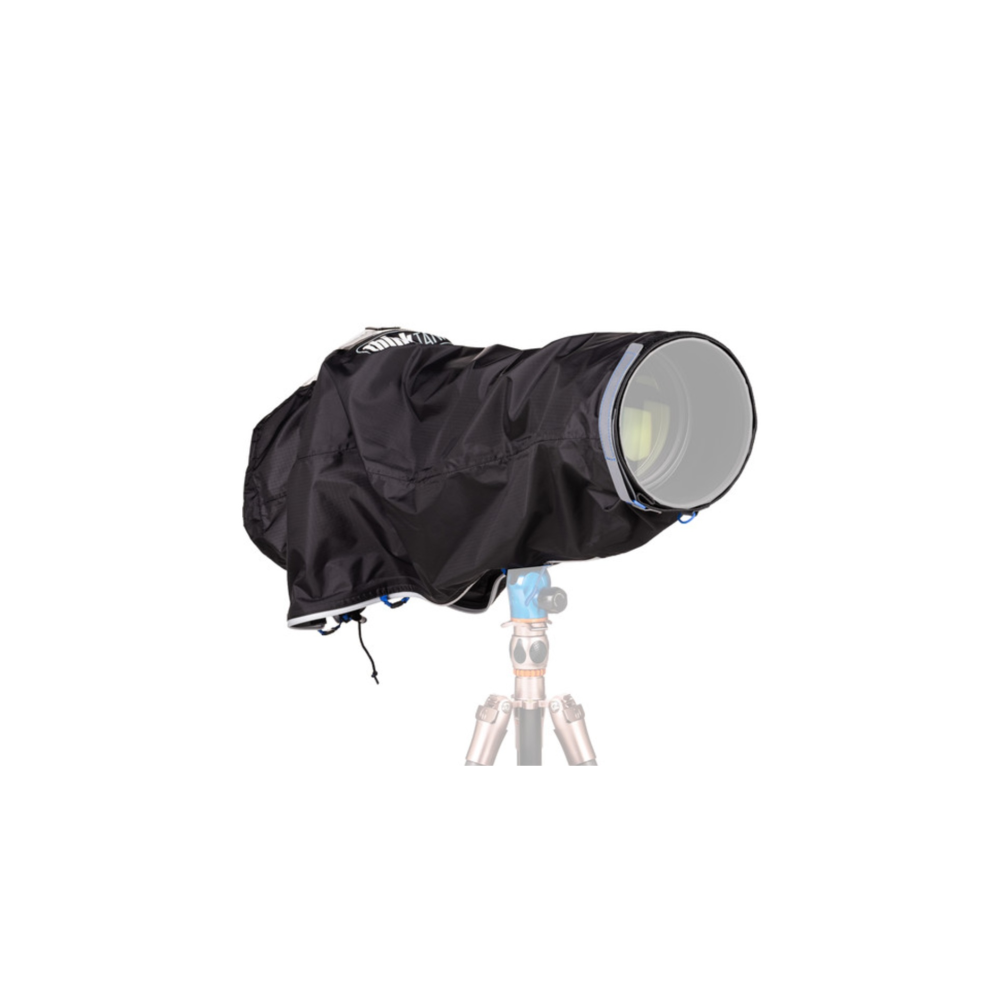 Een zwarte regenhoes voor camera op een statief over een lens.