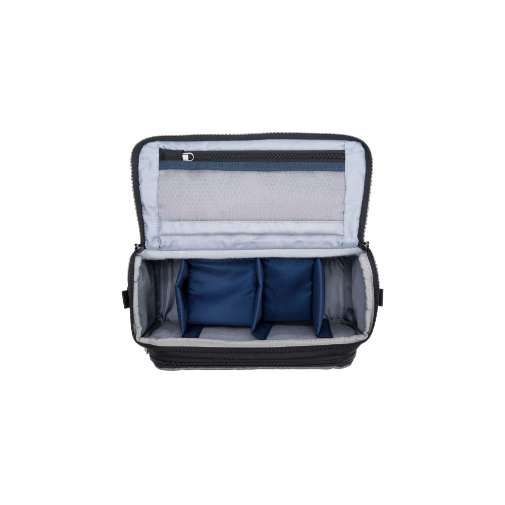 Een open zwarte cameratase met blauwe binnendividers en een mesh vak.