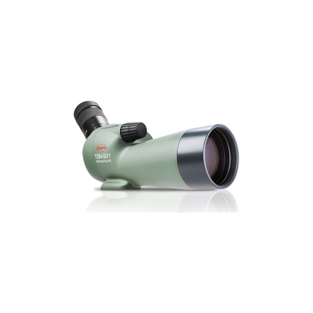 Een groene spotting scope met zwart oculair en focusknop op witte achtergrond.
