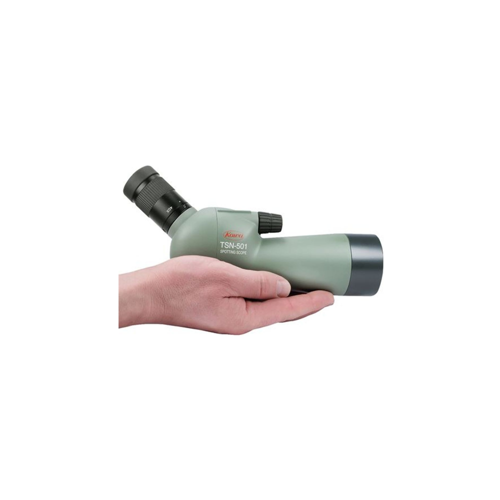 Een hand houdt een olijfgroene spottingscope vast met zwart oculair en scherpstelring.