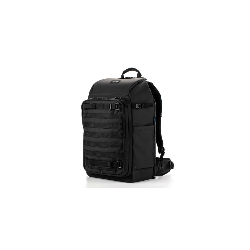 Een zwarte rugzak met MOLLE-banden en gespen aan de voorkant.