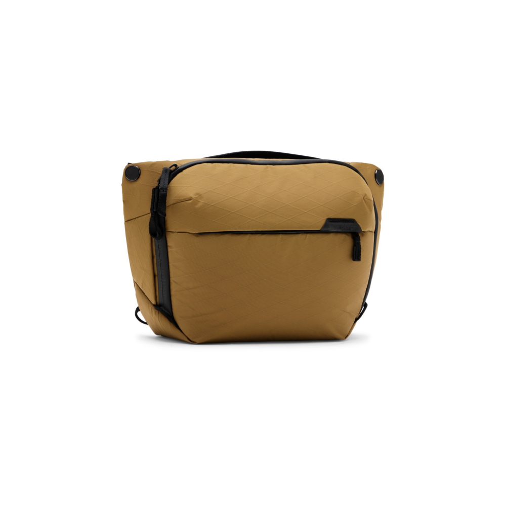 Een bruine crossbody tas met zwarte accenten en ritsen.