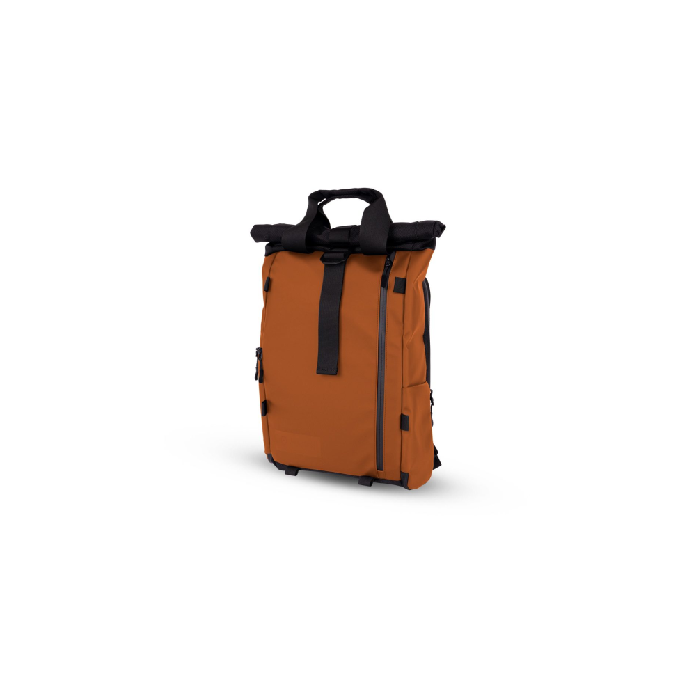 Een oranje rugzak met zwarte accenten en handvatten, op een witte achtergrond.