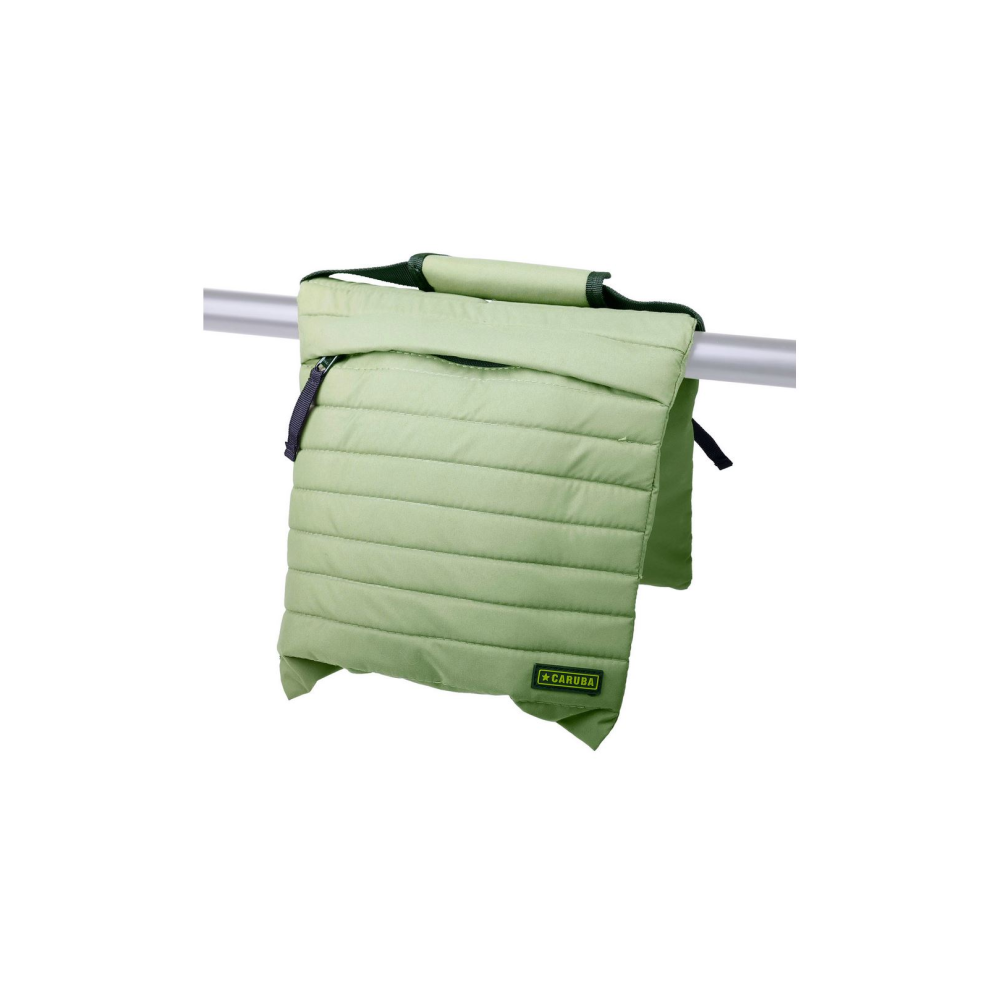 Een gewatteerde, lichtgroene tas met handvatten hangt aan een stang.