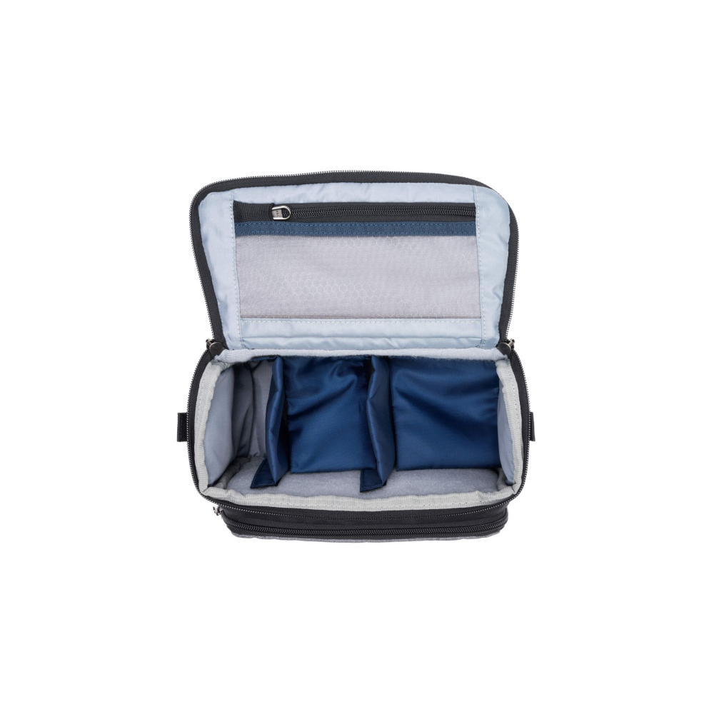 Open zwarte cameratask met blauwe verdelers en een mesh vak.