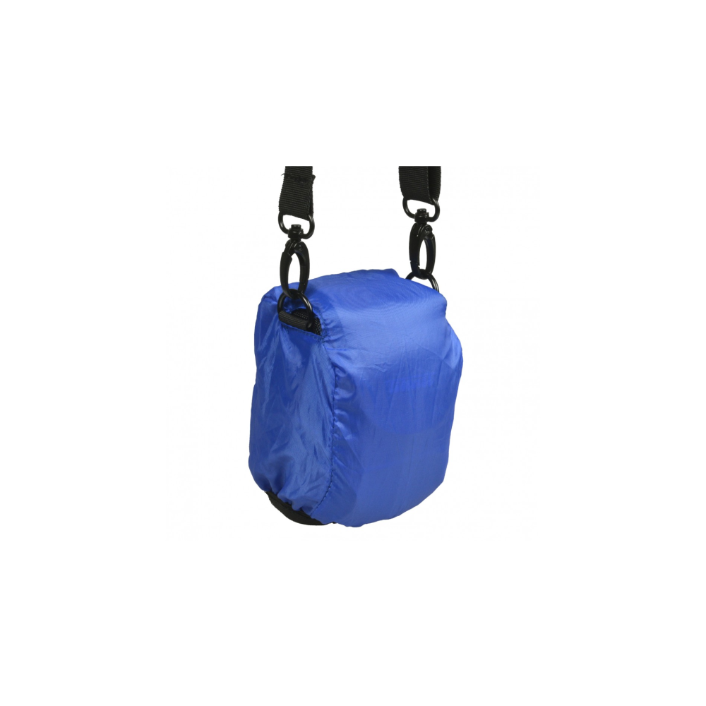 Een blauwe regenhoes voor camera met zwarte banden en clips hangt tegen witte achtergrond.