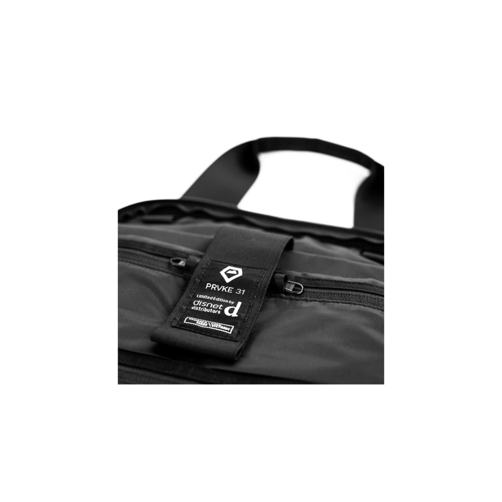 Zwarte tas met label PRVKE 31, Limited Edition van disnet distributors.