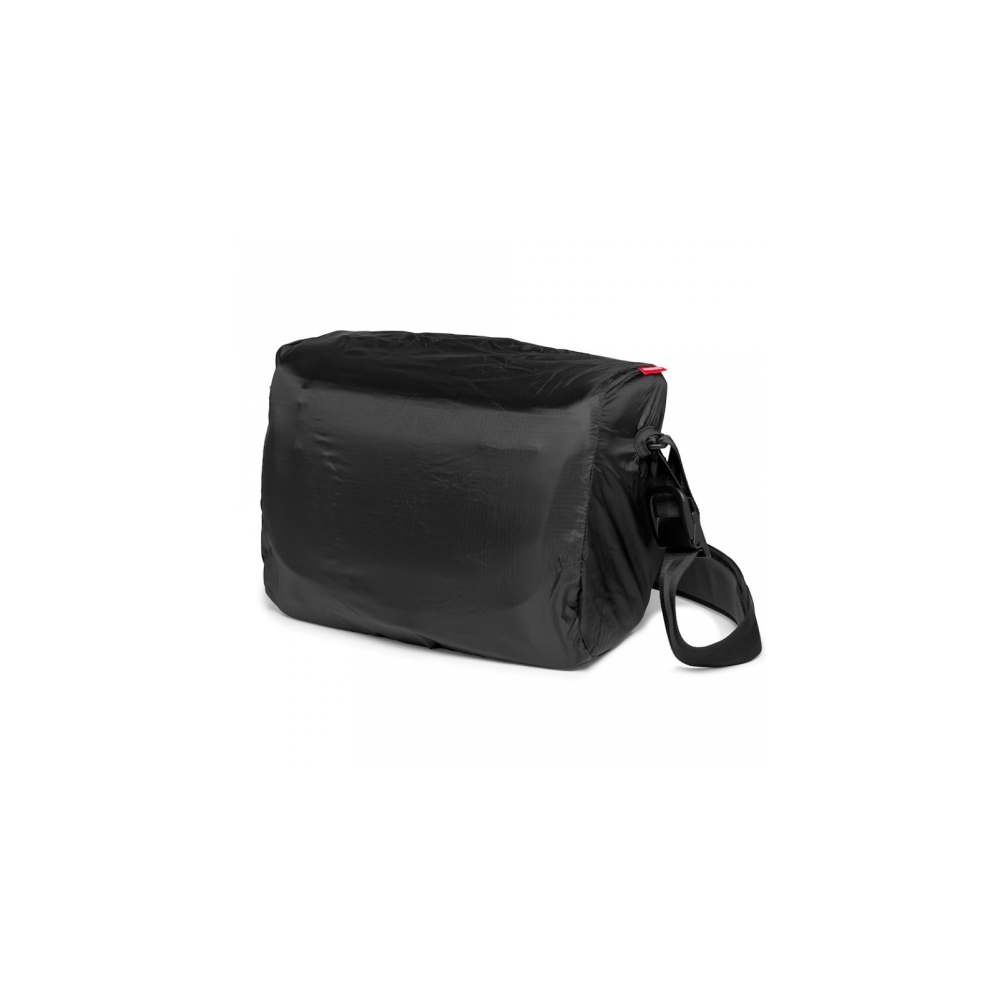 Zwarte tas met riem, op witte achtergrond.