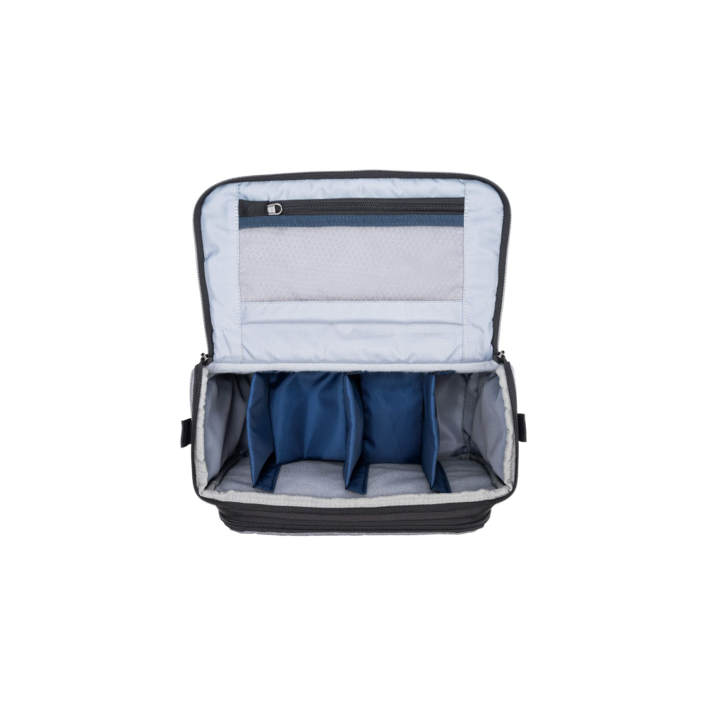 Open zwarte camerarugzak met blauwe verdelers en een gaasvak met rits in het deksel.