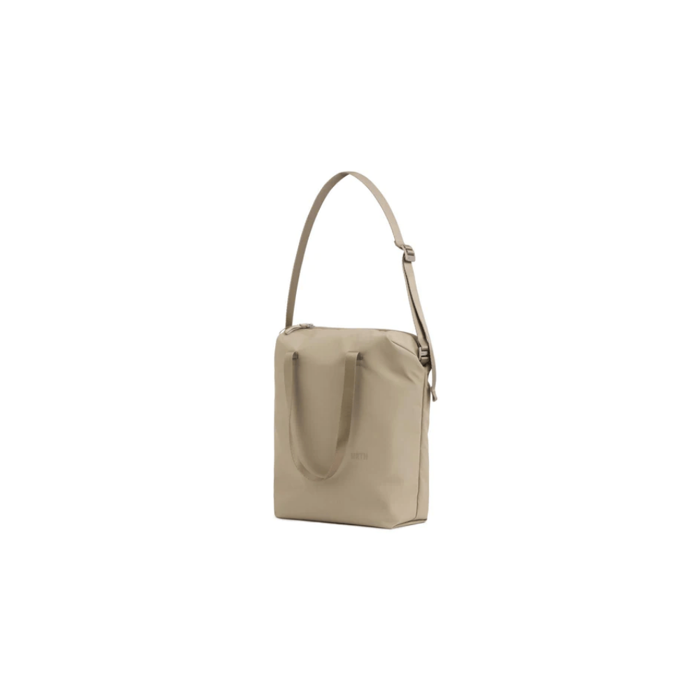 Een beige tote bag met hengsels en verstelbare riem, geïsoleerd op witte achtergrond.