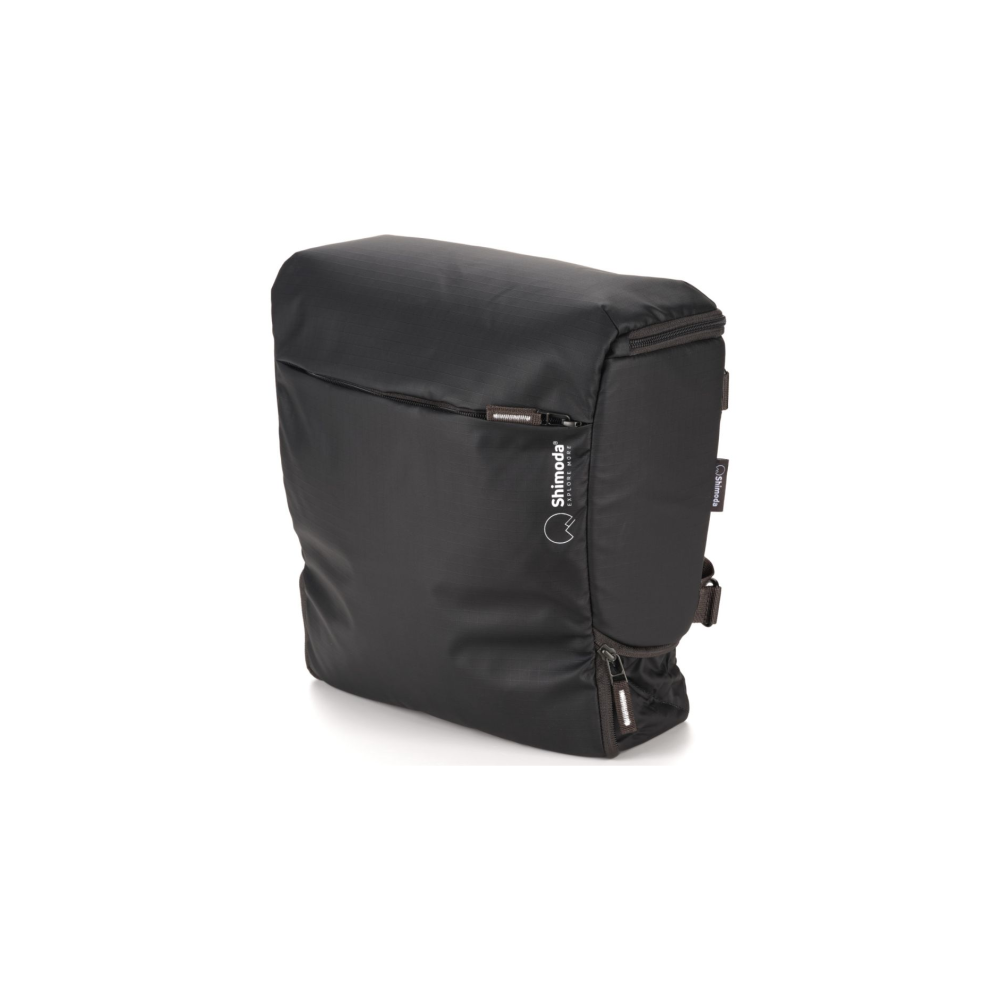 Een zwarte Shimoda cameratas met rits en logo.
