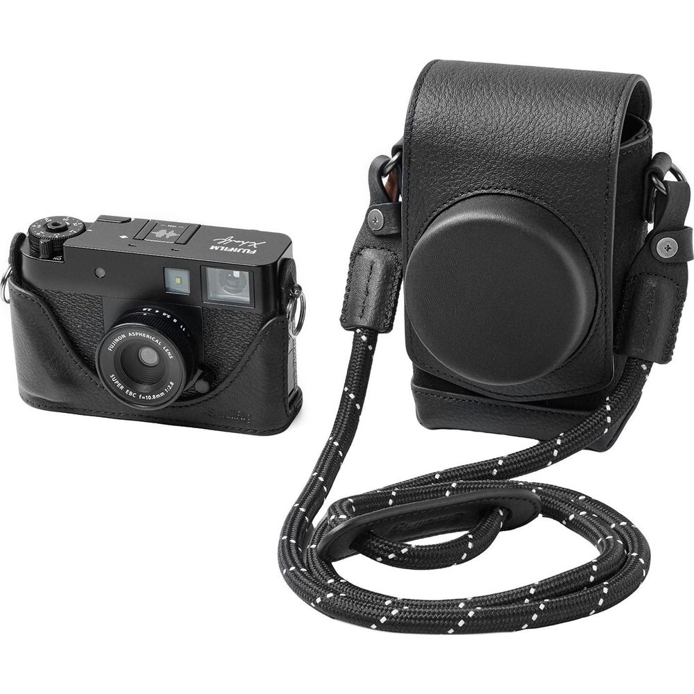 Zwarte leren cameratas en bijpassende camerabodycase met riem.