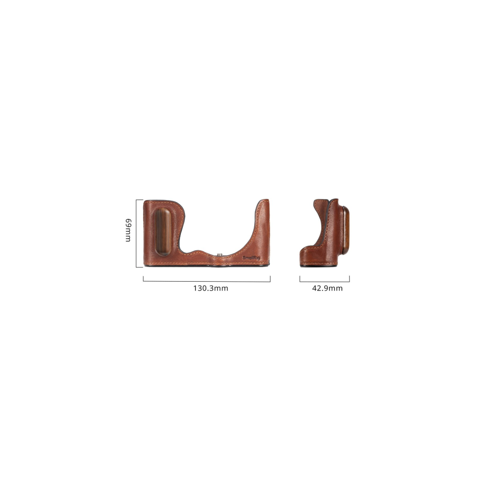 Bruine lederen camerahoes met afmetingen: 130,3mm, 69mm, 42,9mm.
