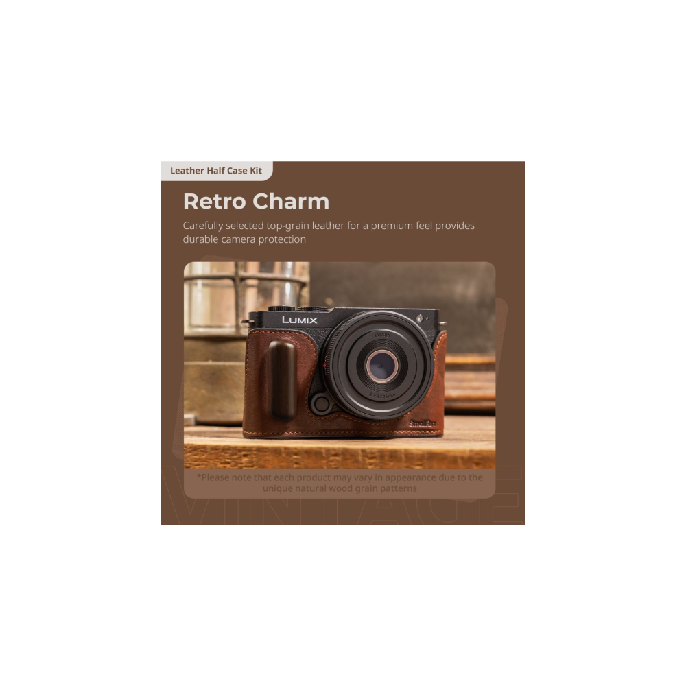 Een bruine leren halve hoes bedekt een Lumix-camera op een houten ondergrond.