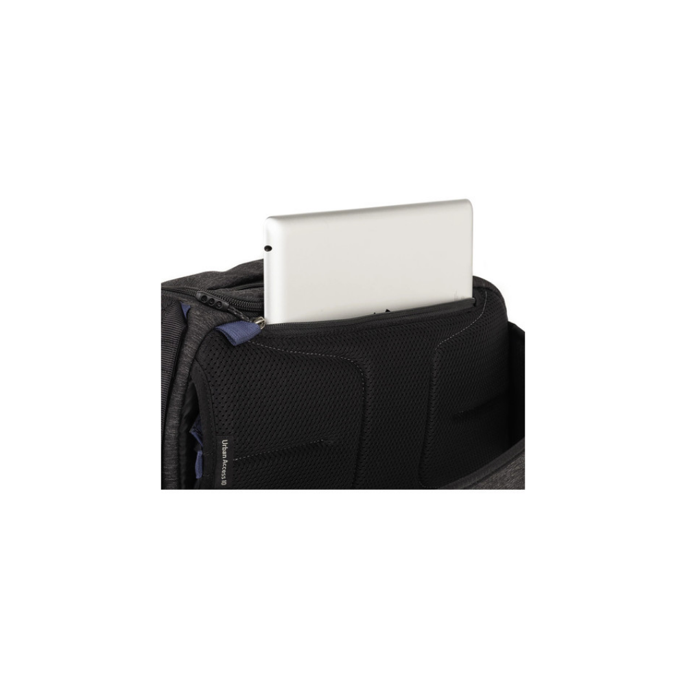 Een zilveren tablet in een zwart<br/><br/> rugzakvak.