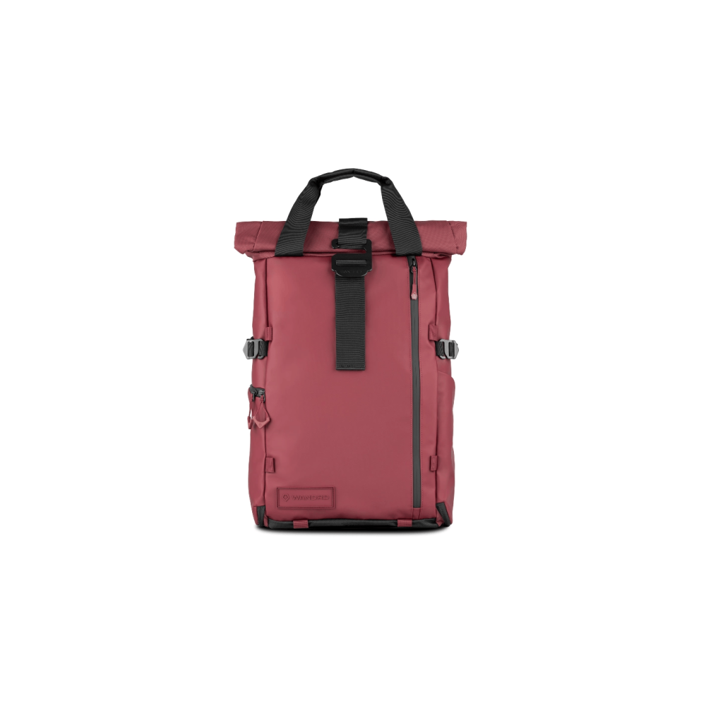 Rode roltop rugzak met zwarte banden en gespen, met logo.