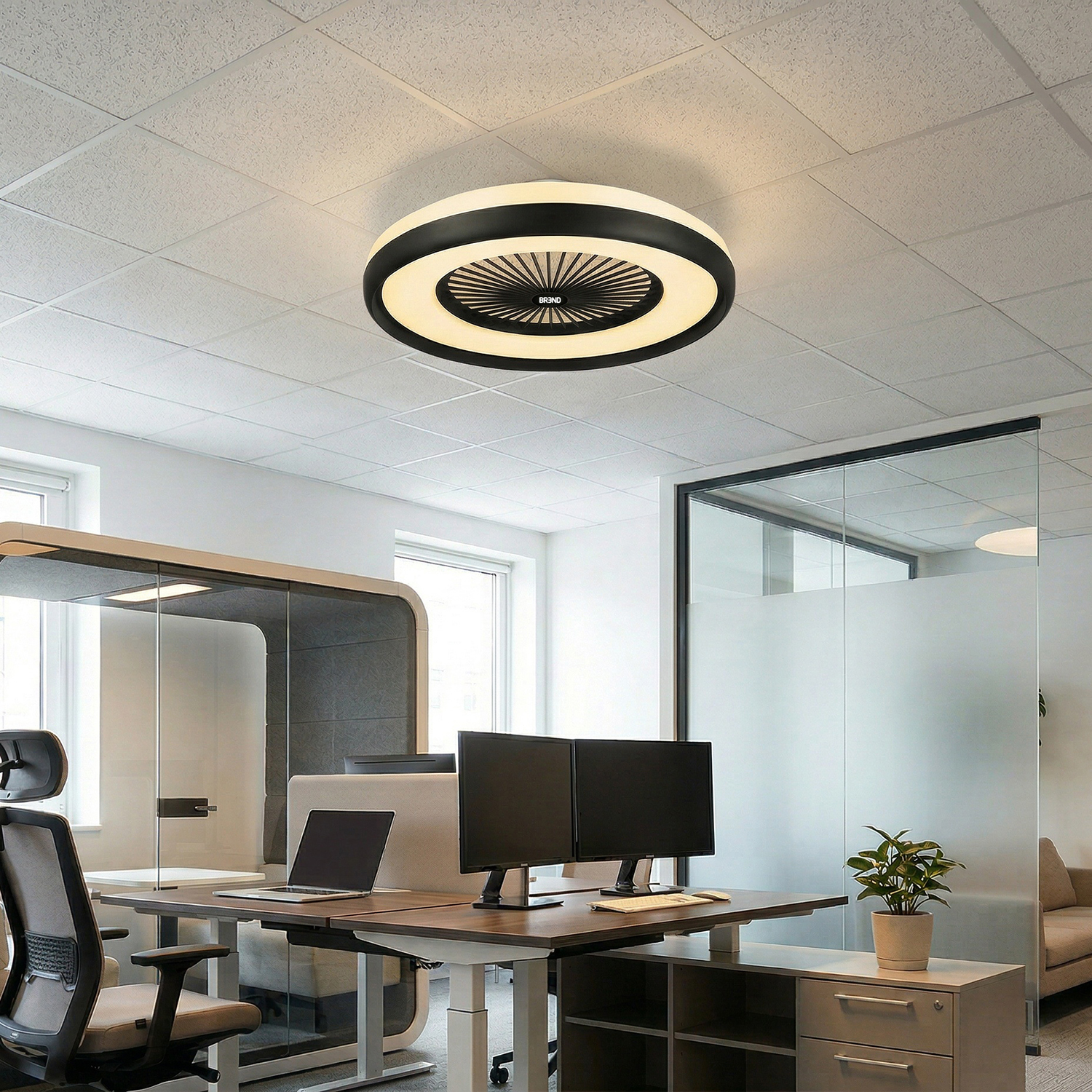 Espace de bureau moderne avec ventilateur de plafond, bureaux et cloisons vitrées.