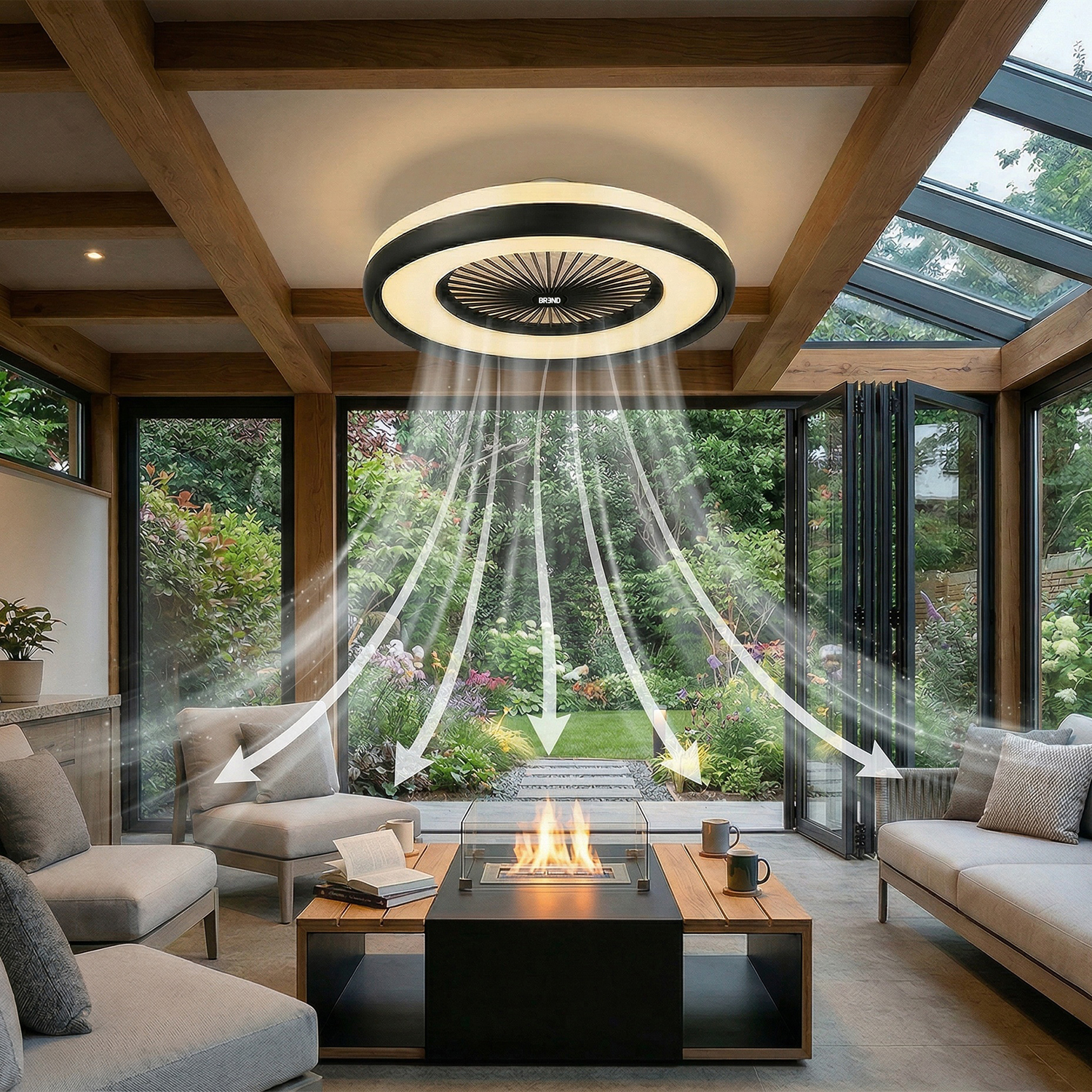 Jardin d'hiver moderne avec ventilateur de plafond, cheminée et vue sur le jardin.