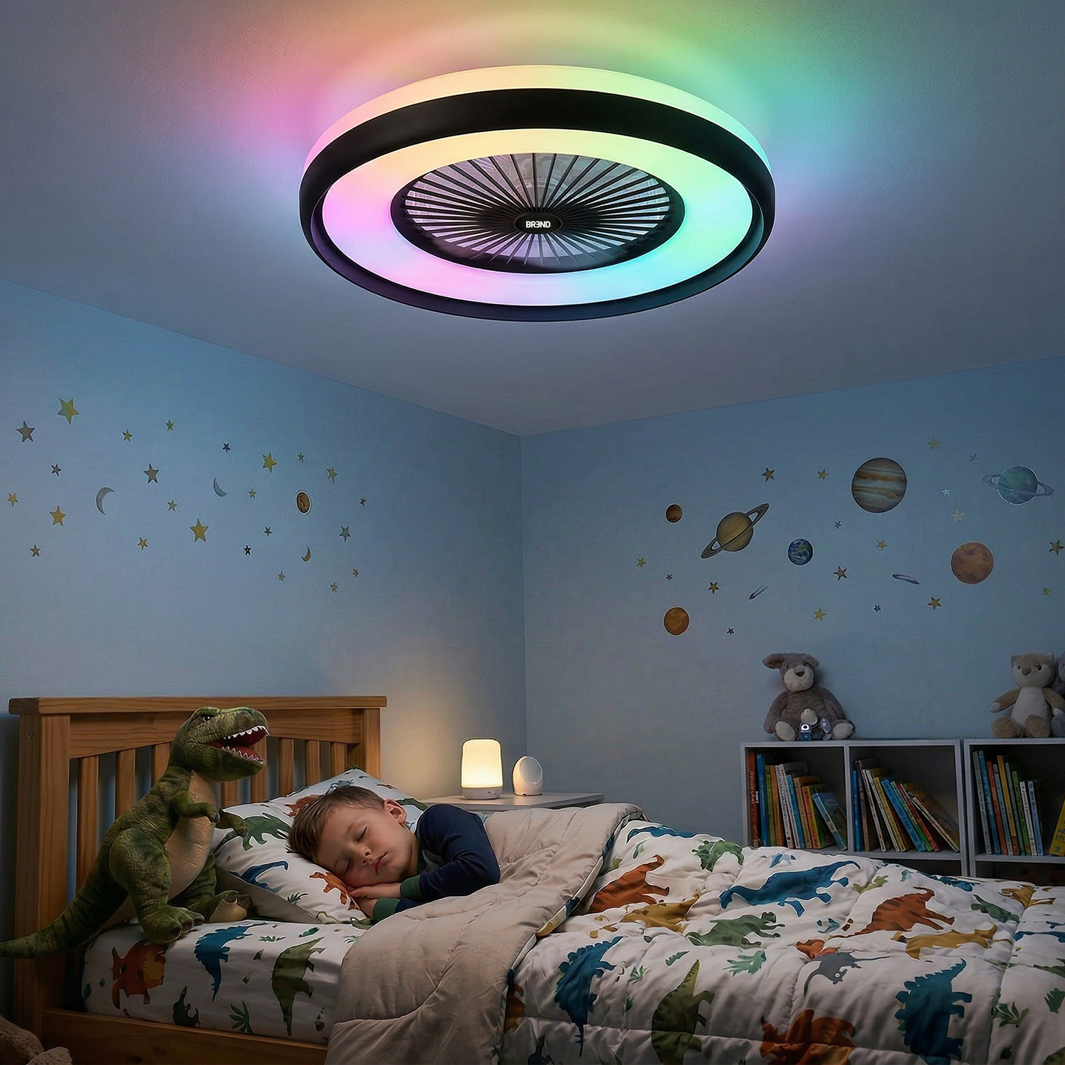 Un garçon dort dans son lit avec une peluche dinosaure. Un plafonnier ventilateur brille en arc-en-ciel.